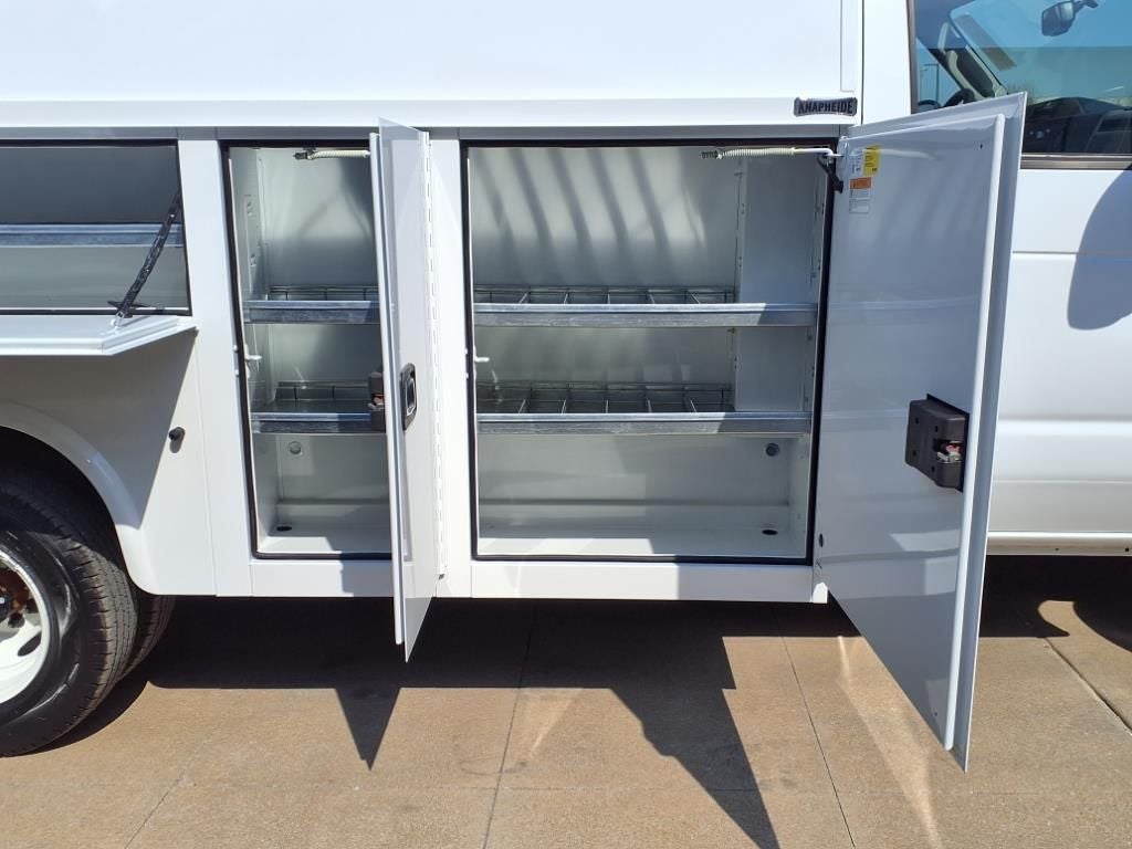 2025 Ford E-350SD Base Cutaway